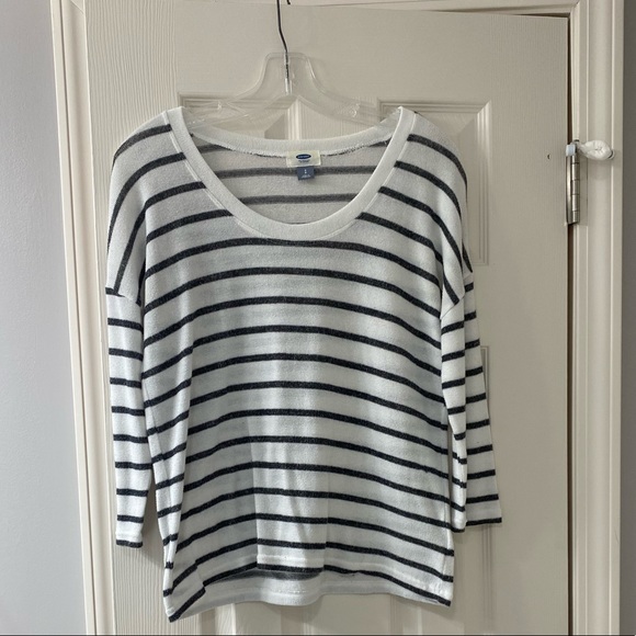 Black and White sweater - Picture 1 of 3